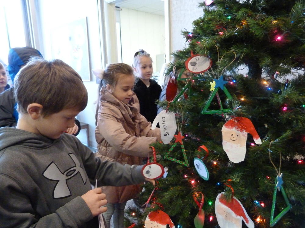 Students decorate administrative office for holidays